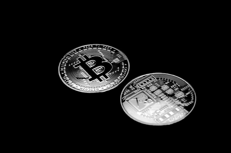Какая разница между блокчейн и биткоином?